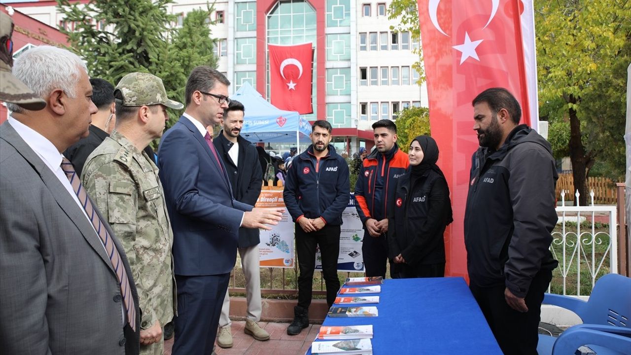 Van Erciş'te 2011 depreminin 14. yılında hayatını kaybedenler anıldı