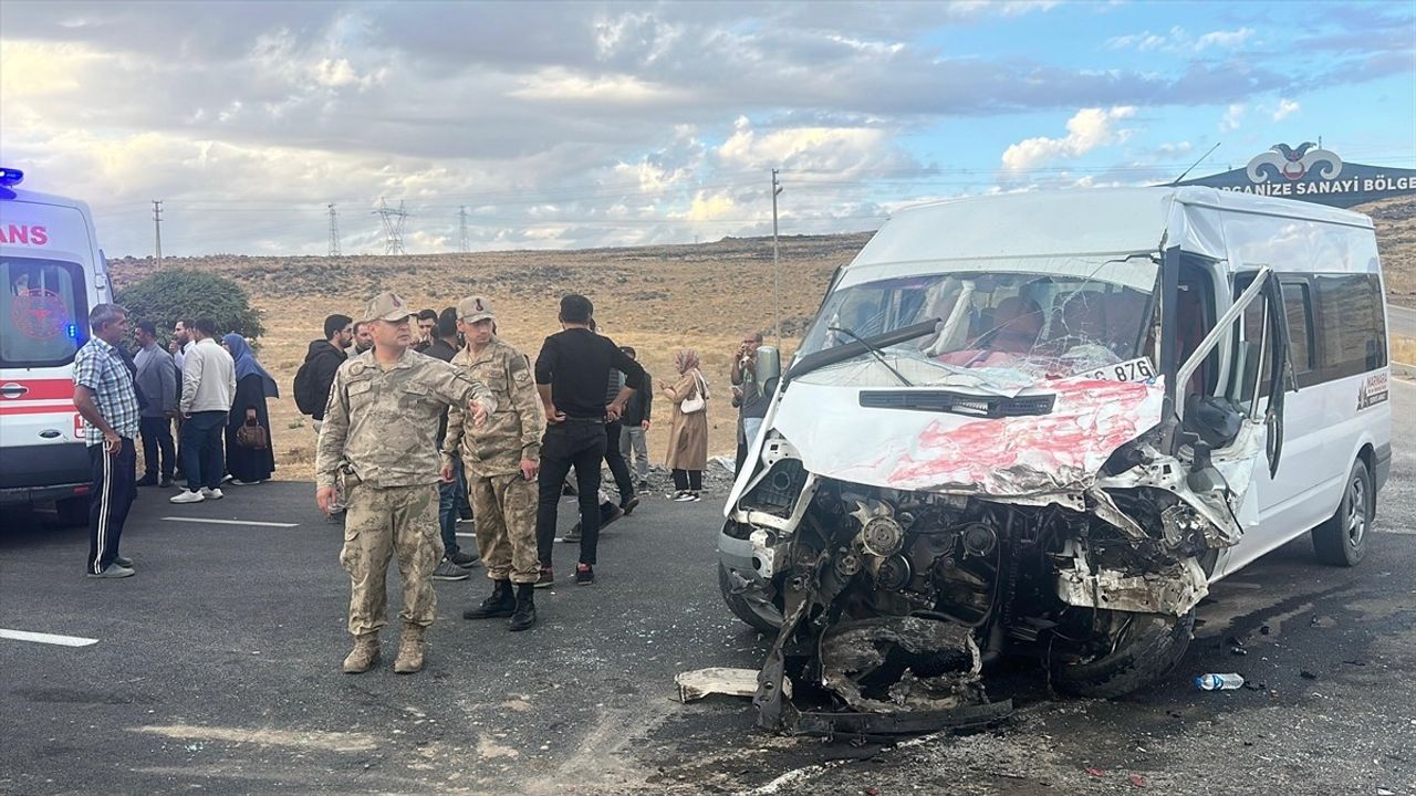 Van Erciş'te öğrenci servisi ile tırın çarpışması: 14 yaralı