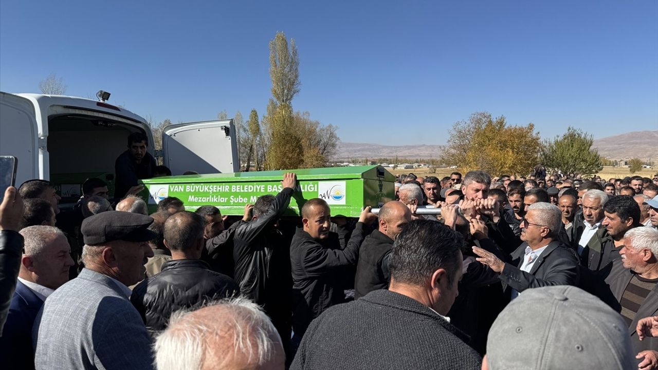 Van-Hakkari kara yolundaki kazada hayatını kaybeden 3 kişinin cenazesi Yüksekova'da defnedildi