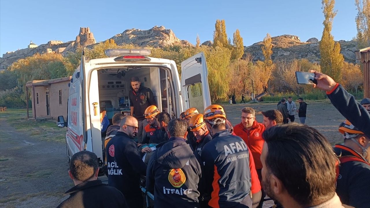 Van Kalesi'nde Düşen 40 Yaşındaki Kişi Kurtarılarak Hastaneye Kaldırıldı