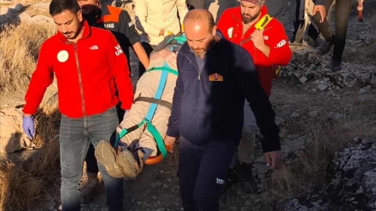 Van Kalesi'nde kayıp mağaraya düşen Alman turist ekiplerce kurtarıldı, hastaneye sevk edildi