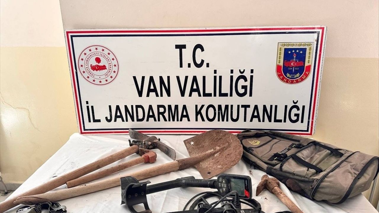 Van Özalp'ta kaçak kazı: Jandarma 6 şüpheliyi suçüstü yakaladı