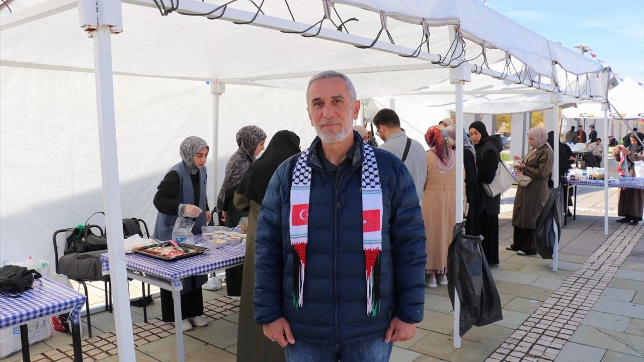 Van YYÜ'de Akademisyen ve Öğrenciler Gazze İçin Kermes Düzenledi