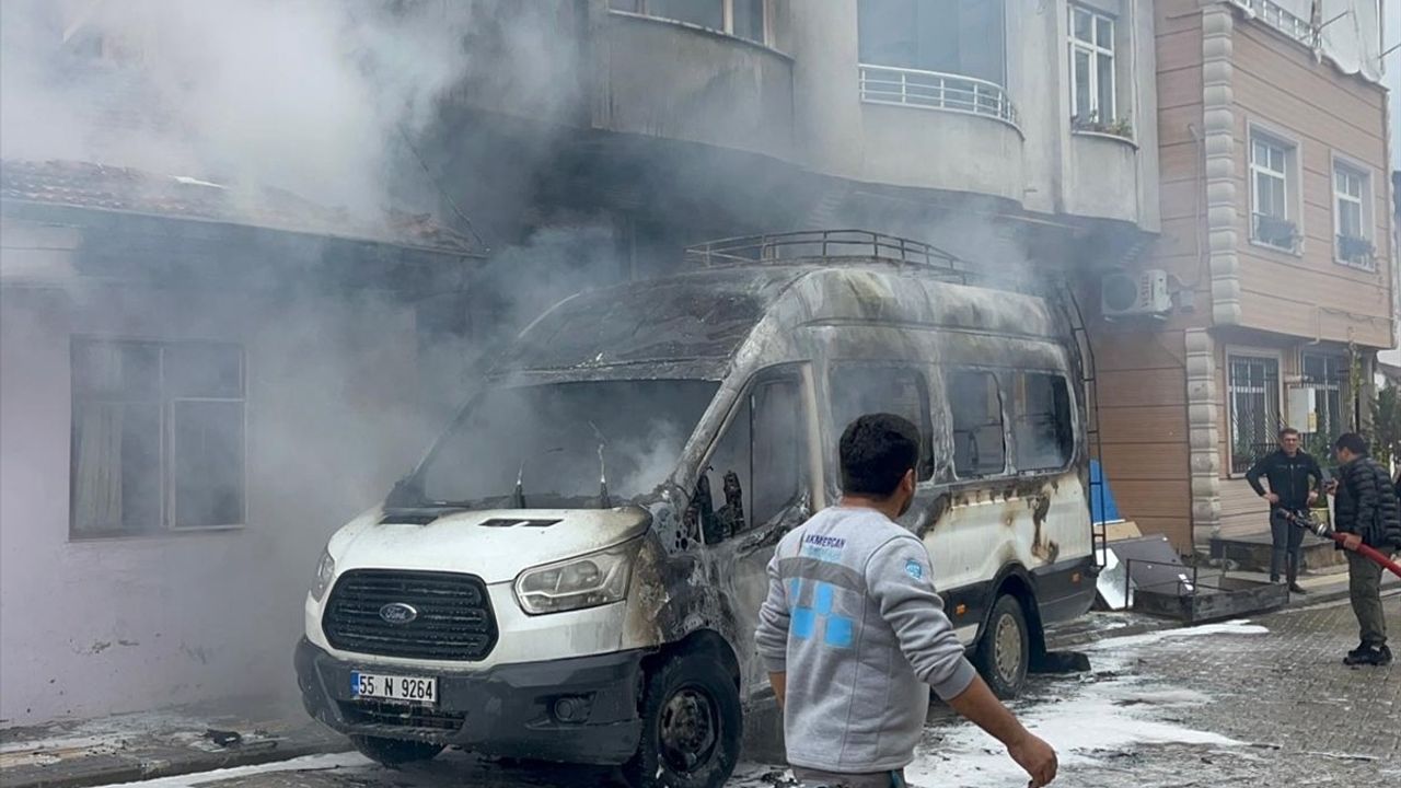 Vezirköprü'de park halindeki minibüs alev aldı; yangın ev ve iş yerine sıçradı