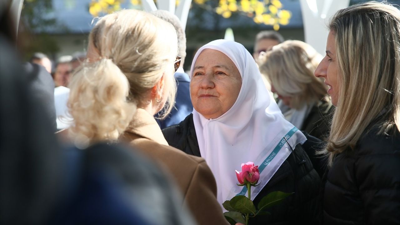 Viyana'da 'Srebrenitsa Çiçeği Anıtı' BM Meydanı'nda törenle açıldı