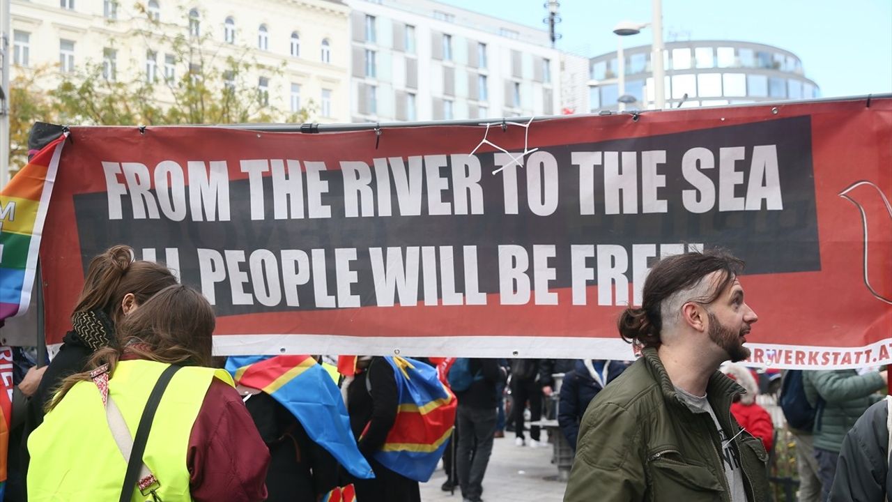 Viyana'da yüzlerce kişi 'barış, tarafsızlık ve egemen bir Avusturya için' gösteri düzenledi