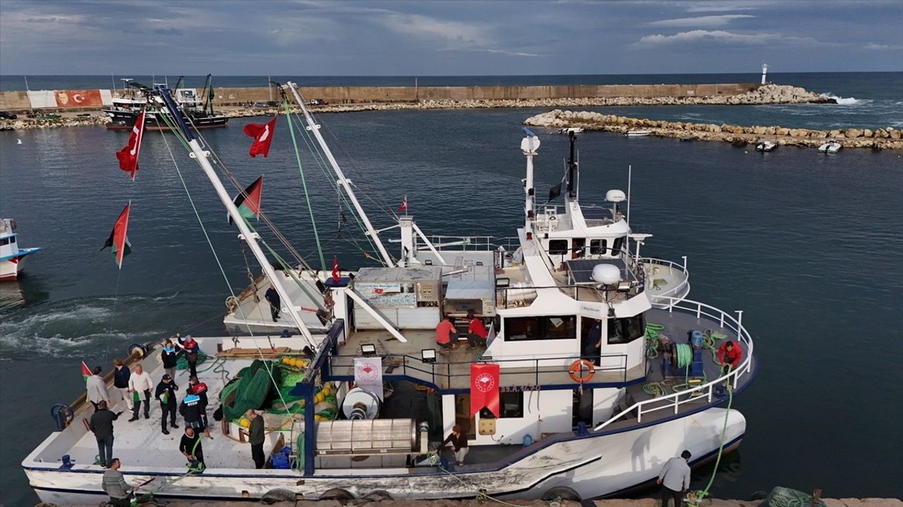 Vize'de 'Küresel Sumud Filosu' için selamlama etkinliği: Kıyıköy Limanı'nda destek gösterisi