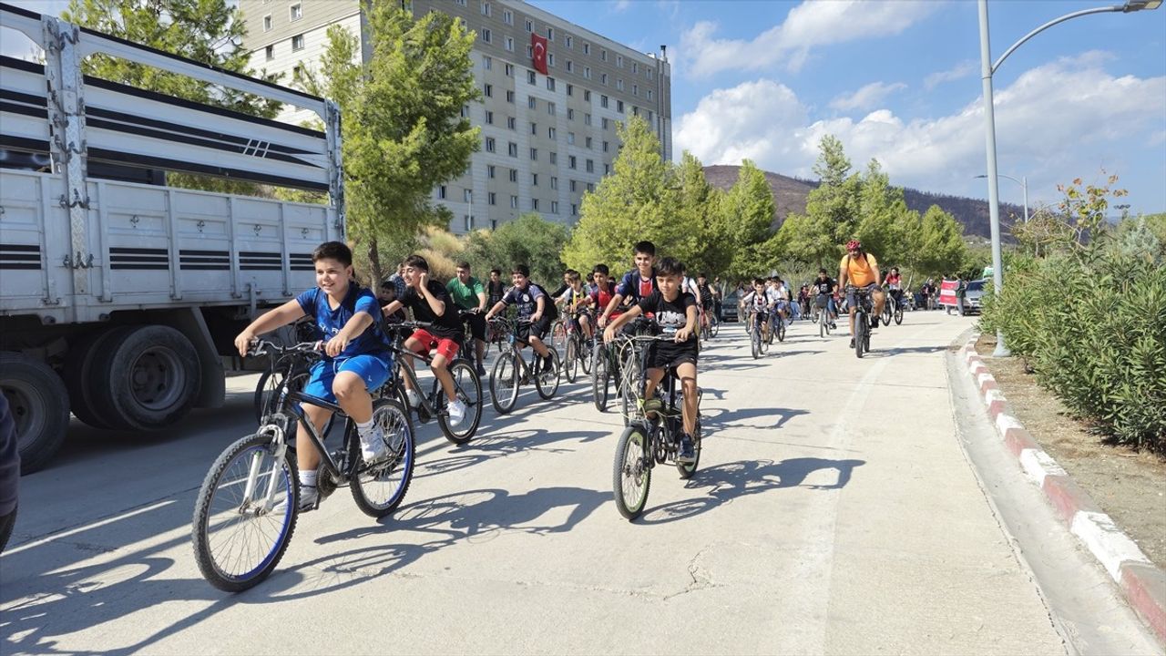 Yeşilay Hatay Şubesi 'Sağlıklı Yarınlar Gençlerle Başlar' kapsamında bisiklet turu düzenledi