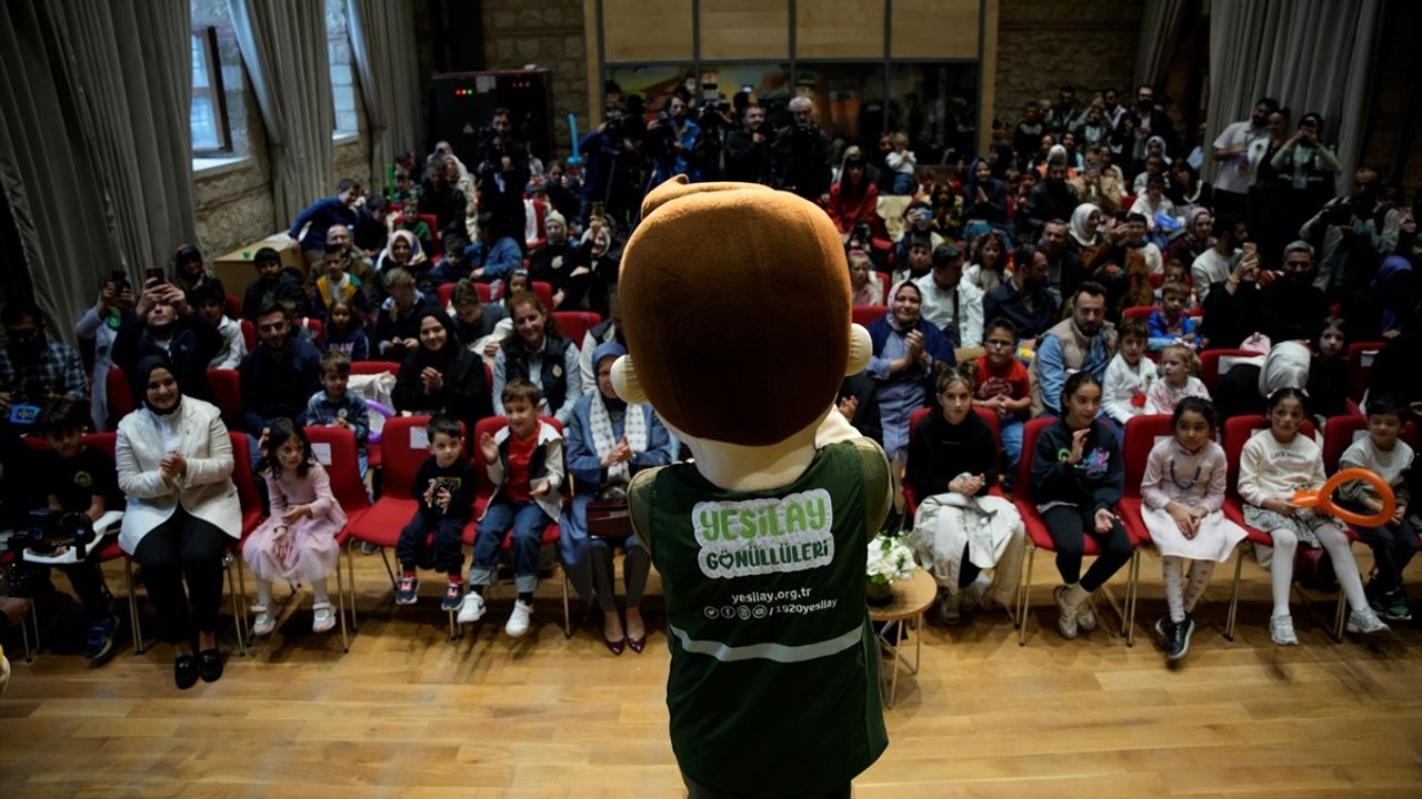 Yeşilay'ın 'Bağımsızlığın Rengi' çocuk müzikali Rami Kütüphanesi'nde ilk gösterimini yaptı