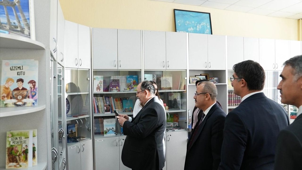 YSK Başkanı Ahmet Yener Minsk'te Türk Dili ve Kültürü Merkezi'ni ziyaret etti