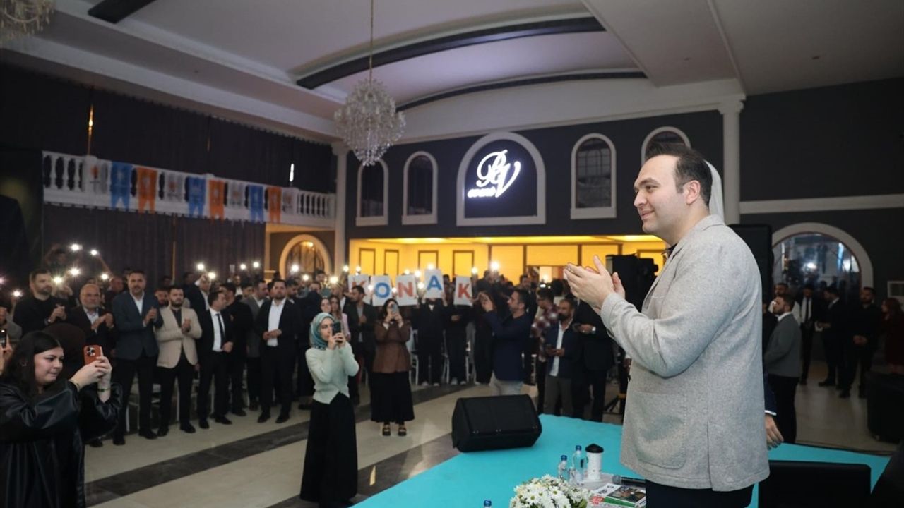 Yusuf İbiş İzmir'de Gençlerle Buluştu: Hükümetin Gençlik Yatırımlarını Anlattı