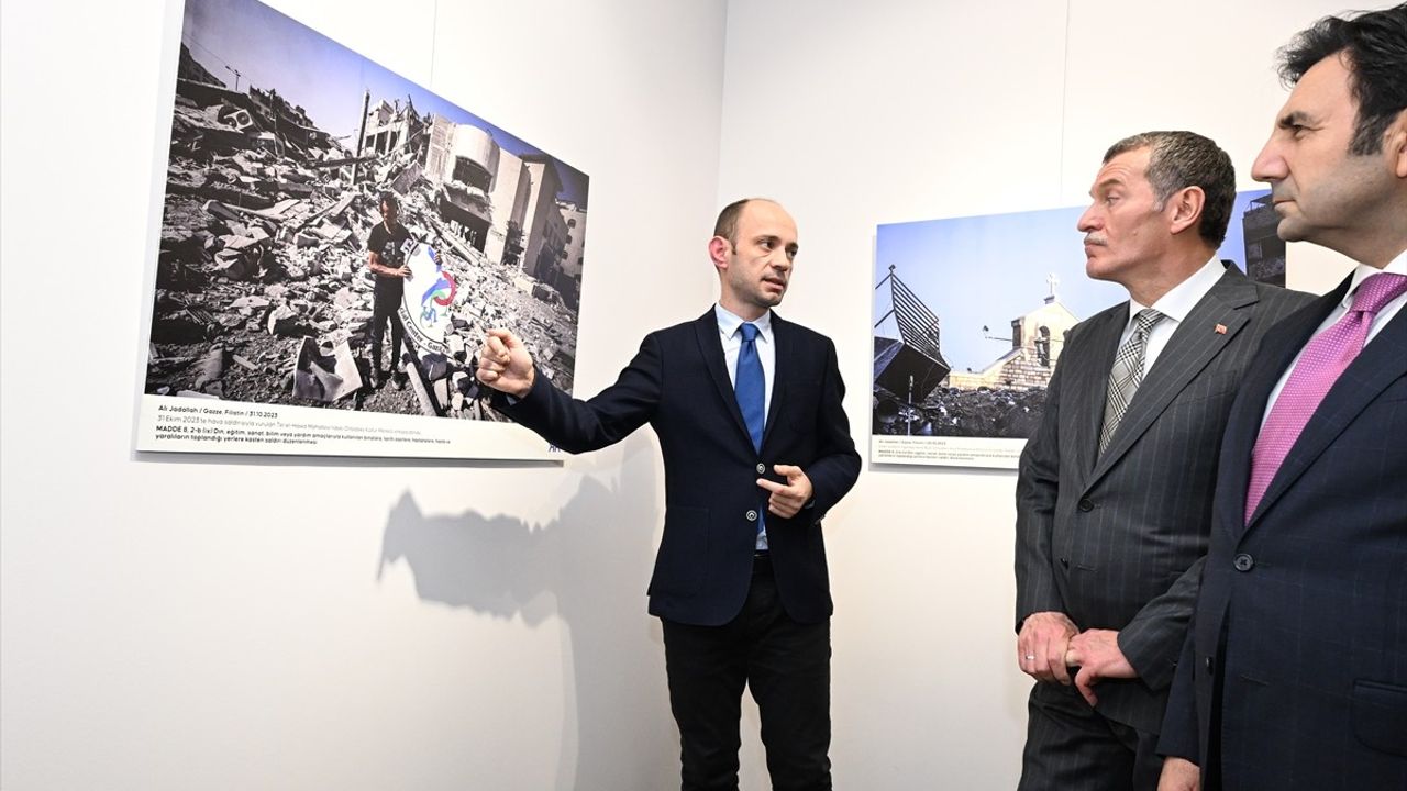 Zeytinburnu'nda "Kanıt: İnsanlığın Evrensel Yıkımı" Sergisi Açıldı