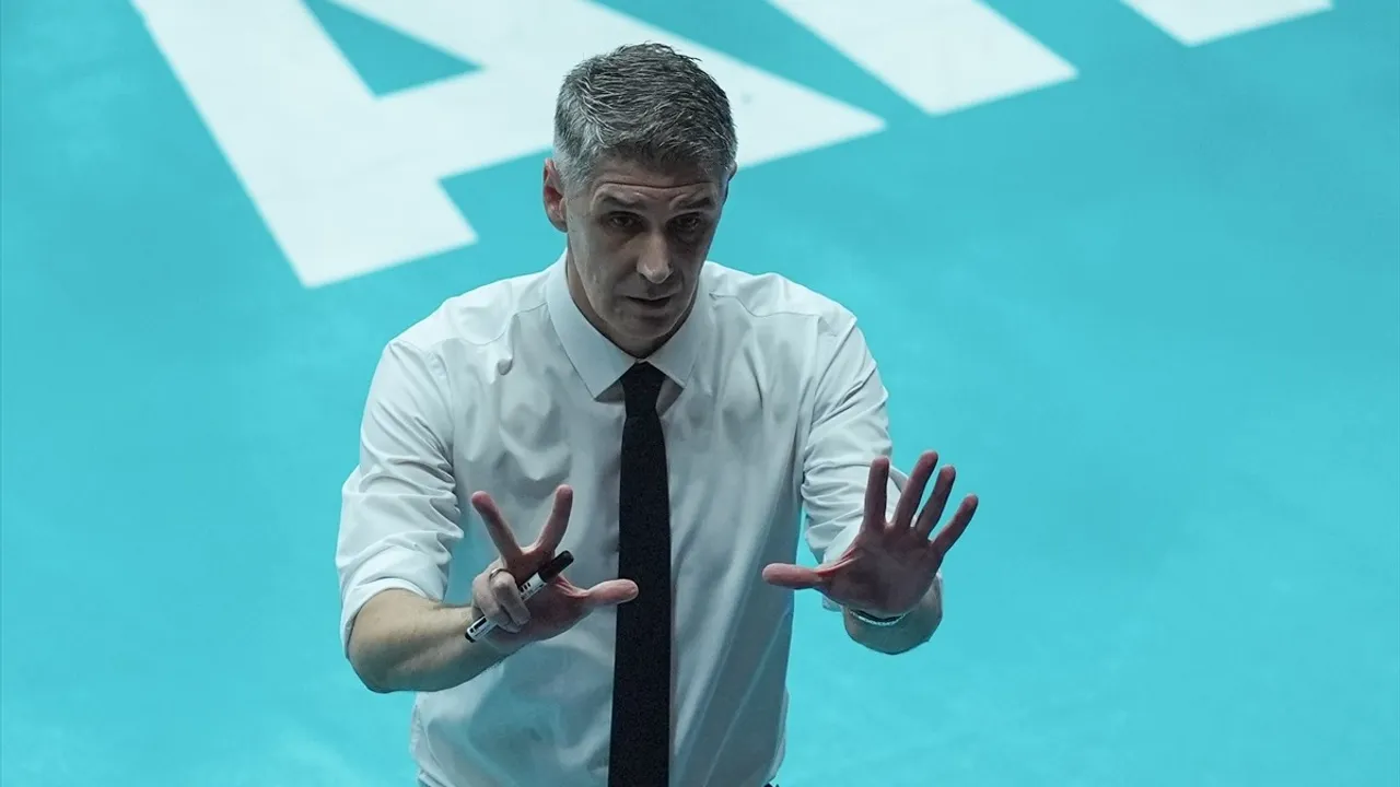 Ziraat Bankkart, SMS Grup Efeler Ligi'nde Fenerbahçe Medicana'yı 3-0 Yenerek Sezona Galibiyetle Başladı