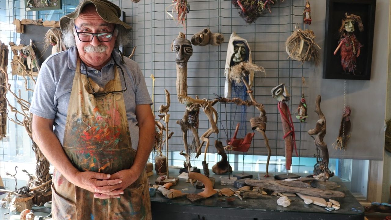 Zonguldak'ta emekli öğretmen, sahilden topladığı amfora ve ağaç parçalarından hikâyeleştirilmiş kolyeler üretiyor