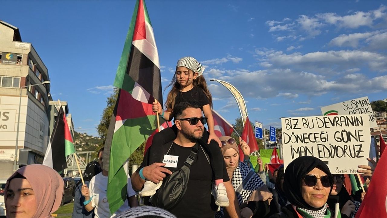 Zonguldak'ta kadınlar Küresel Sumud Filosu'na destek yürüyüşü düzenledi