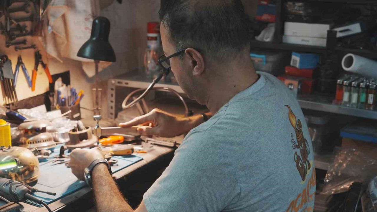 10 metrekarelik "Ocakhane" atölyesinden Türkiye’ye uzanan emek: Ender Samsa'nın antika tamiri ve metal tasarımları
