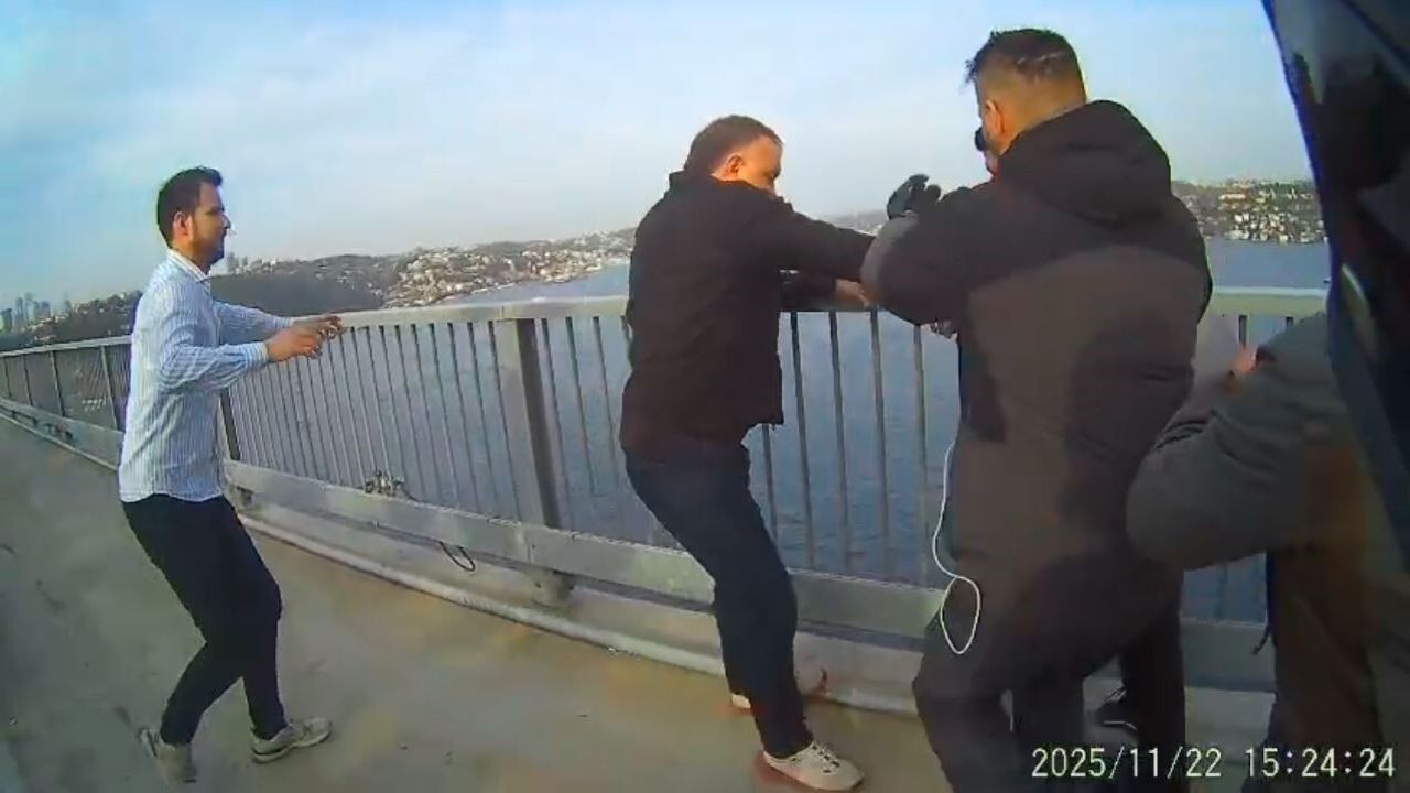 15 Temmuz Şehitler Köprüsü'nde intihar girişimi polis ve vatandaşların müdahalesiyle önlendi