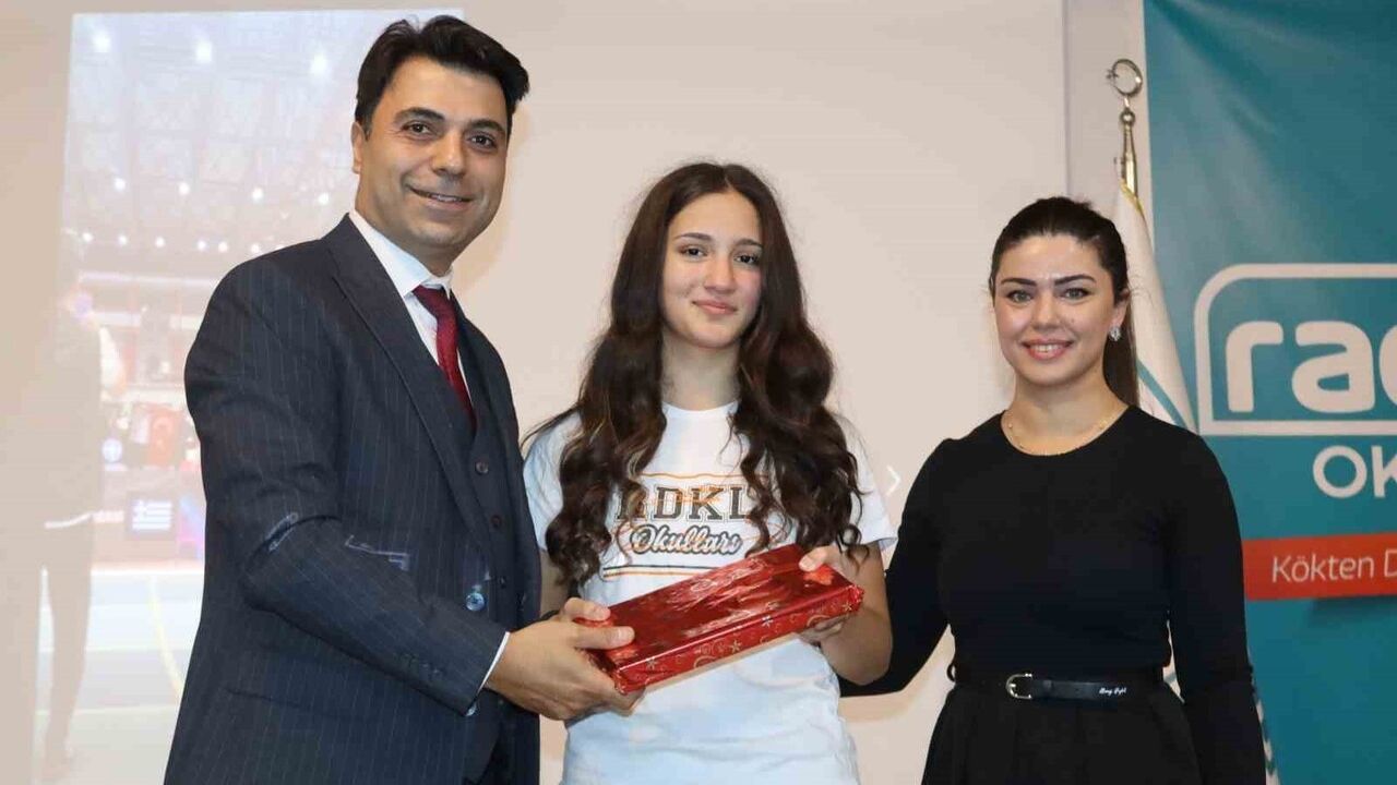 15 yaşındaki Elif Esmira Özdirim, Avrupa Yıldızlar Tekvando Şampiyonası'nda 59 kiloda altın madalya kazandı