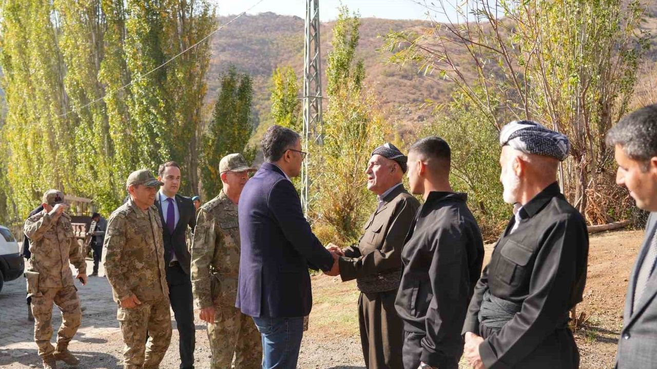 2. Ordu Komutanı Korgeneral Zorlu Topaloğlu, Hakkari'de Gazi Ahmet Kurt'u Ziyaret Etti