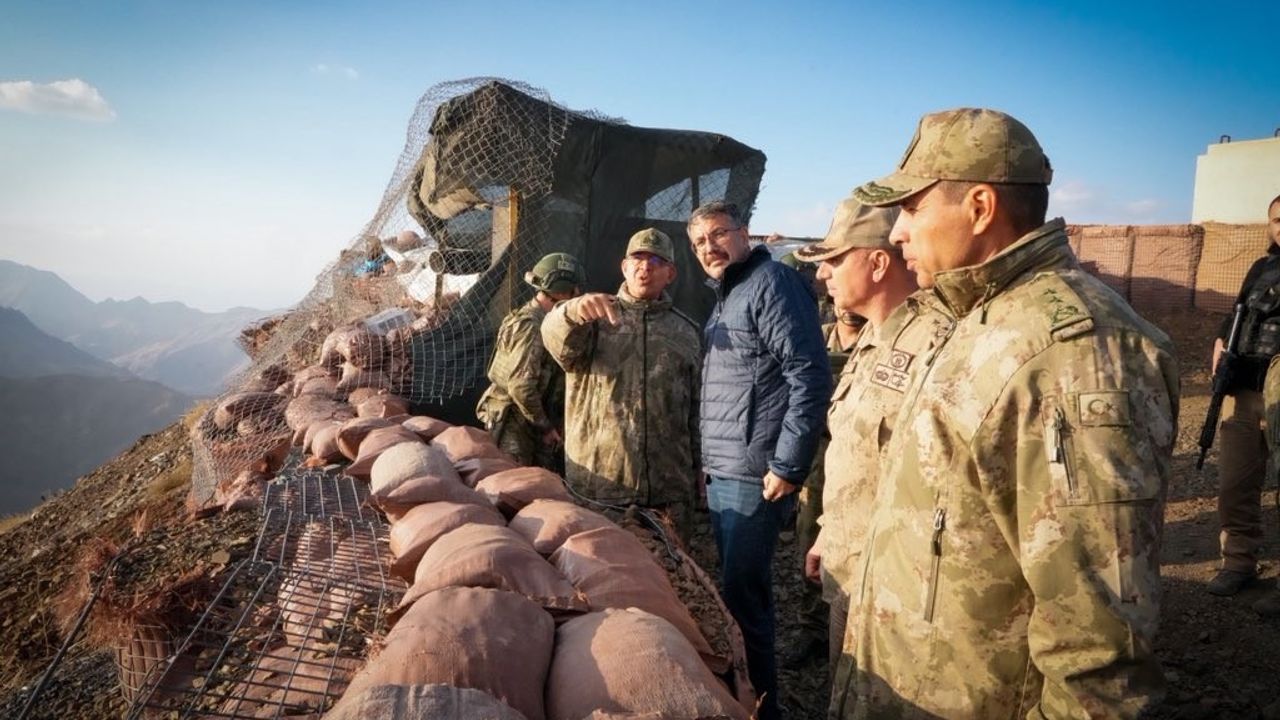 2. Ordu Komutanı Korgeneral Zorlu Topaloğlu, Hakkari'de sınır üslerini ziyaret etti