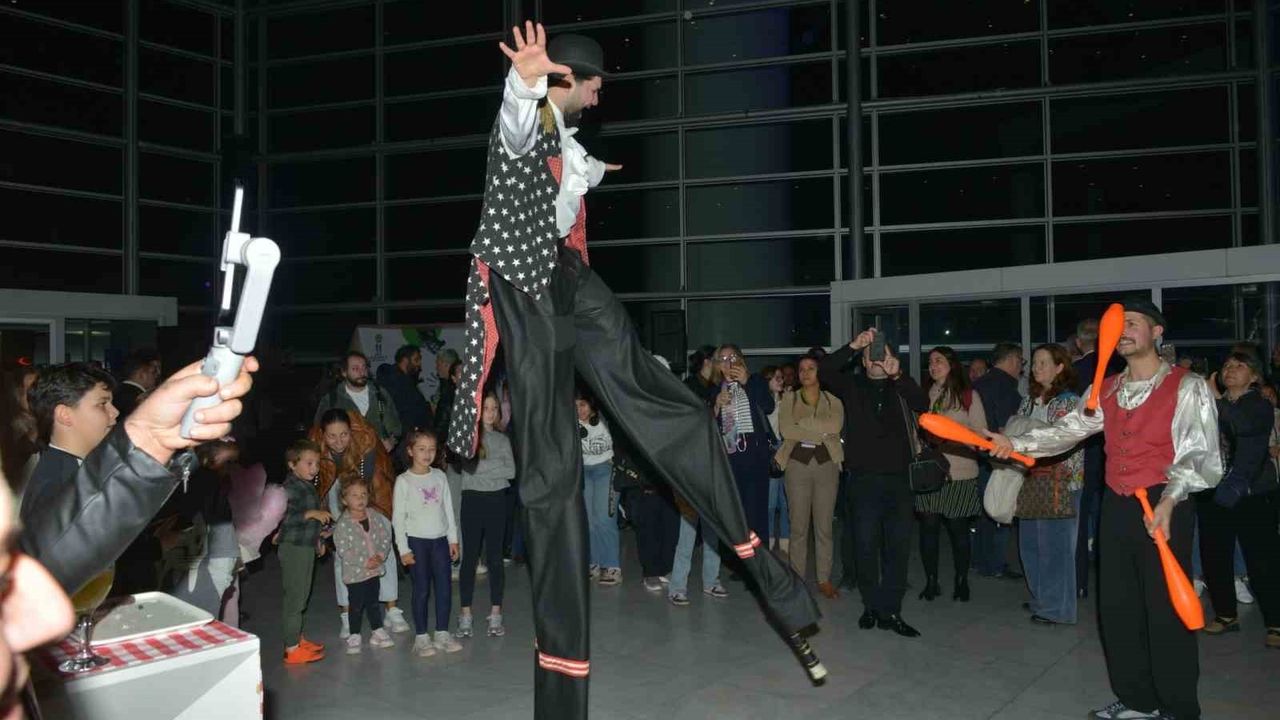 21. Uluslararası Karagöz Kukla ve Gölge Oyunları Festivali 'Şebo Müzikali' ile başladı