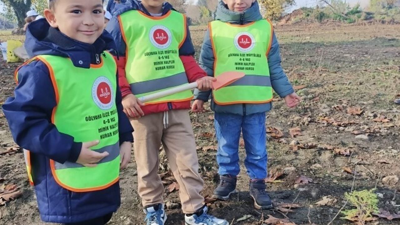 4-6 Yaş Kur'an Kursu Öğrencileri 'Alemlere Rahmet' Temasıyla Fidan Dikti