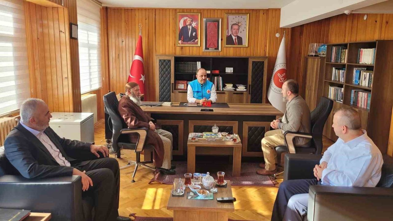 80 yaşındaki emekli imam ve oğlu, Gazze için 155 bin 275 lira bağışı İl Müftülüğüne teslim etti