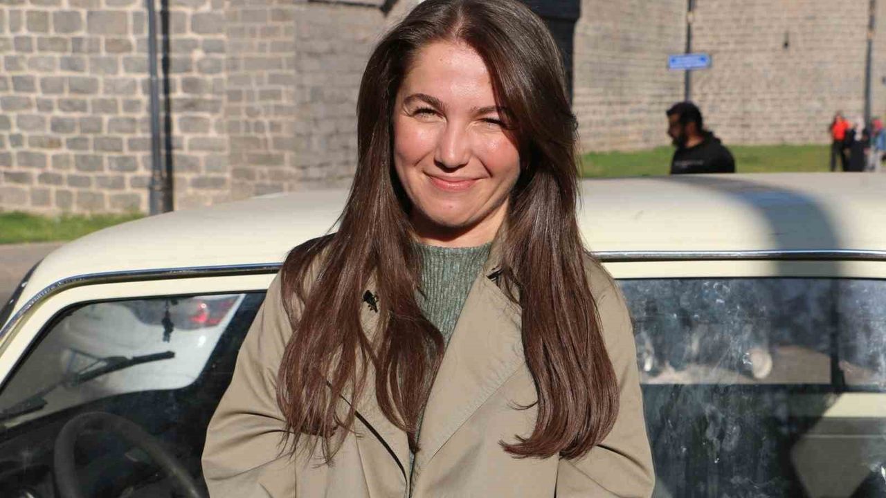 90 Model Serçe ile Diyarbakır’ı Sokak Sokak Gezen Altay Çifti Kenti Sosyal Medyada Tanıtıyor