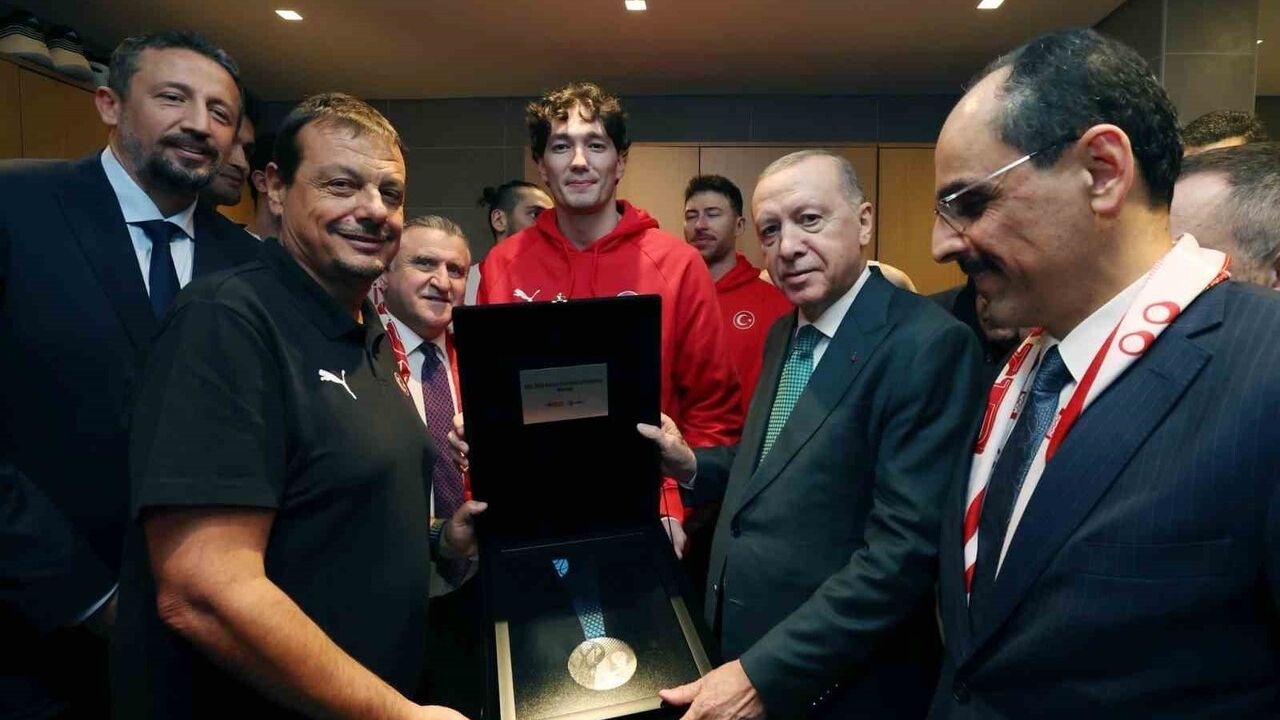 A Milli Erkek Basketbol Takımı, FIBA 2025 ikincilik madalyasını Cumhurbaşkanı Erdoğan’a sundu