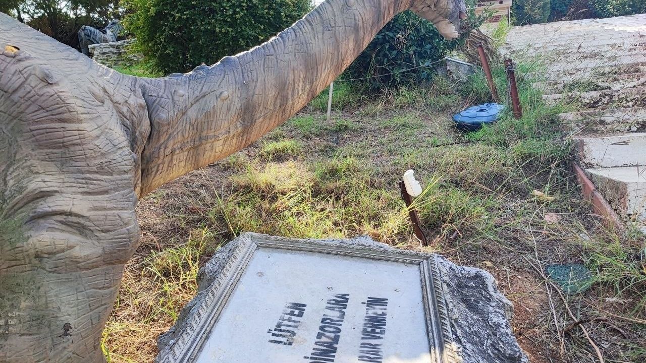 Adana'da 2015'te açılan Dinazor Park kapatıldı; maketler çürümeye terk edildi
