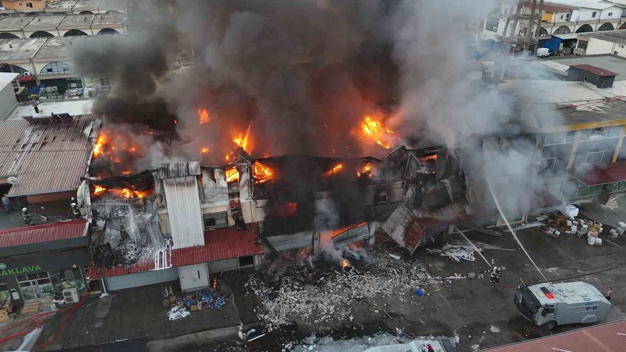 Adana'da 3 katlı hırdavat dükkanında yangın; söndürme çalışmaları sürüyor