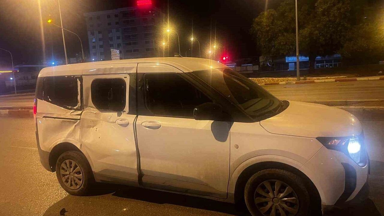 Adana'da başıboş at Girne Bulvarı'nda hafif ticari araca çarptı