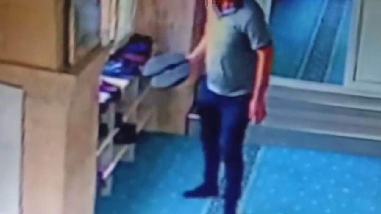 Adana'da camide ayakkabı hırsızlığı; güvenlik kamerası olayı kaydetti
