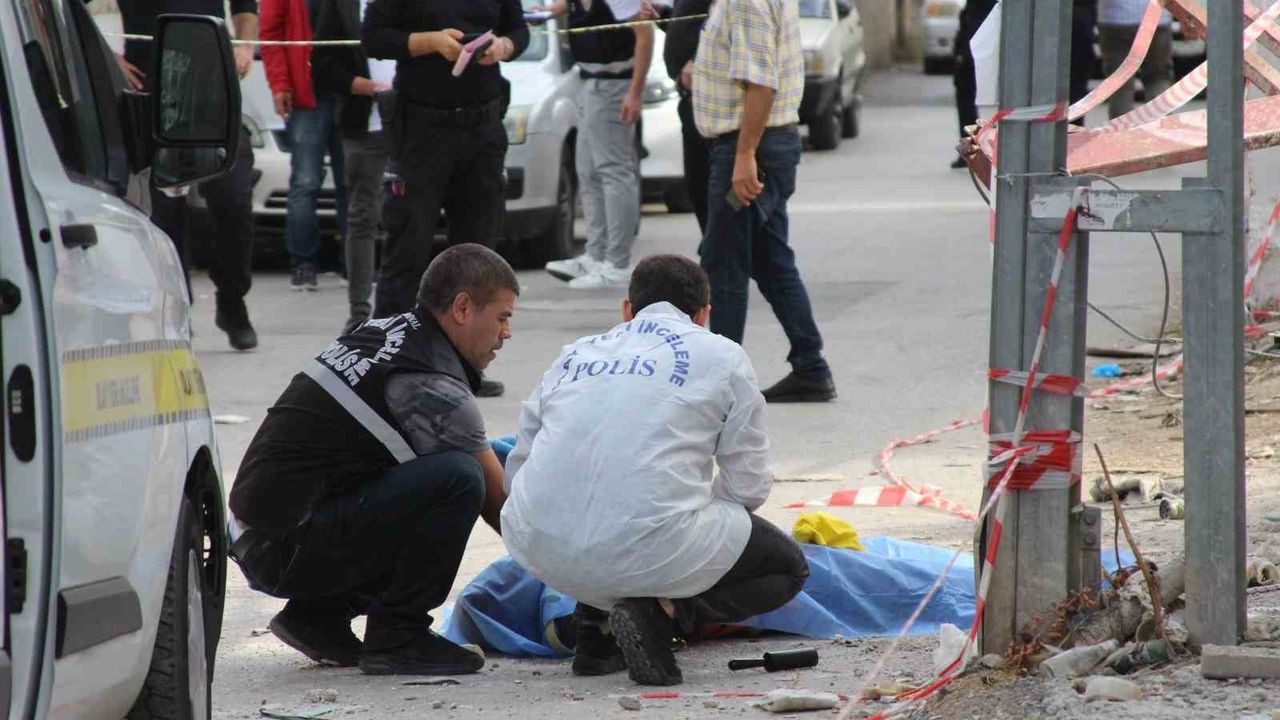 Adana'da demir iskele zemine çakıldı: 1 ölü, 1 ağır yaralı