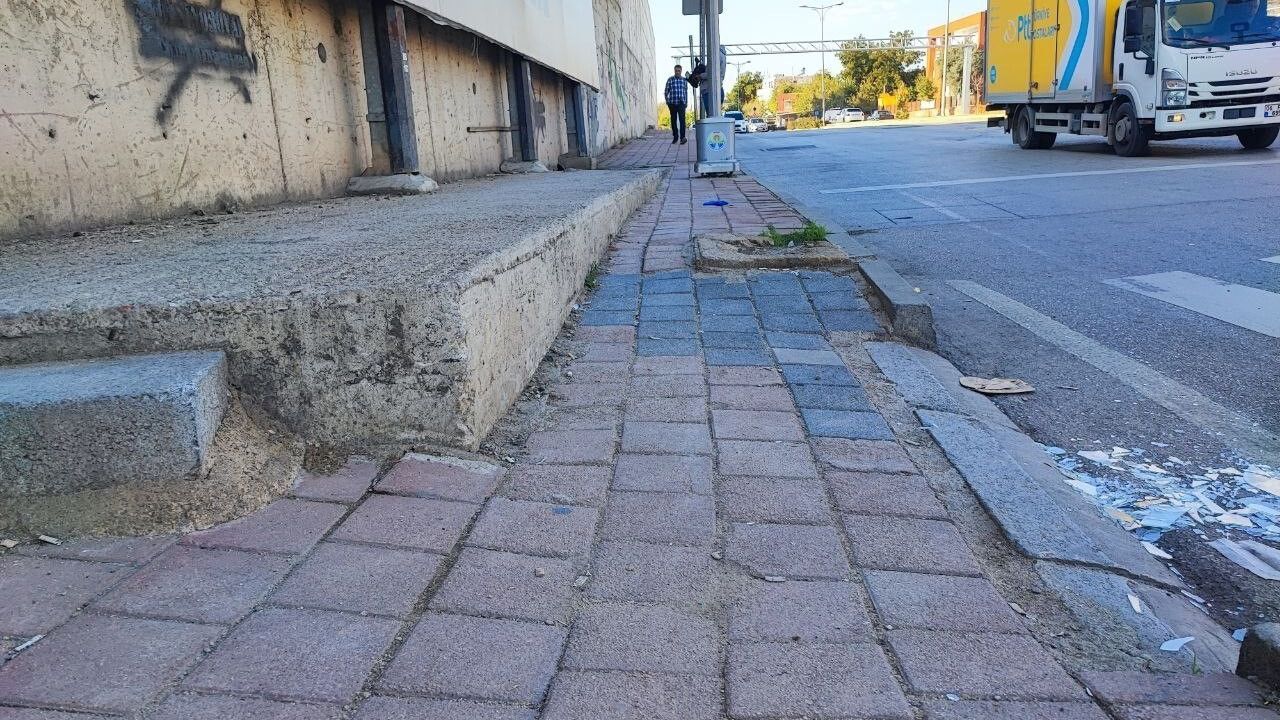 Adana'da engelli rampası reklam panosu betonu ve sinyalizasyon direğiyle kullanılamaz hale geldi