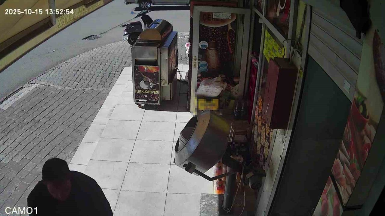 Adana'da firari hükümlü çalıntı motosikletle çerezciden 24 adet alkollü içecek çaldı; tutuklandı