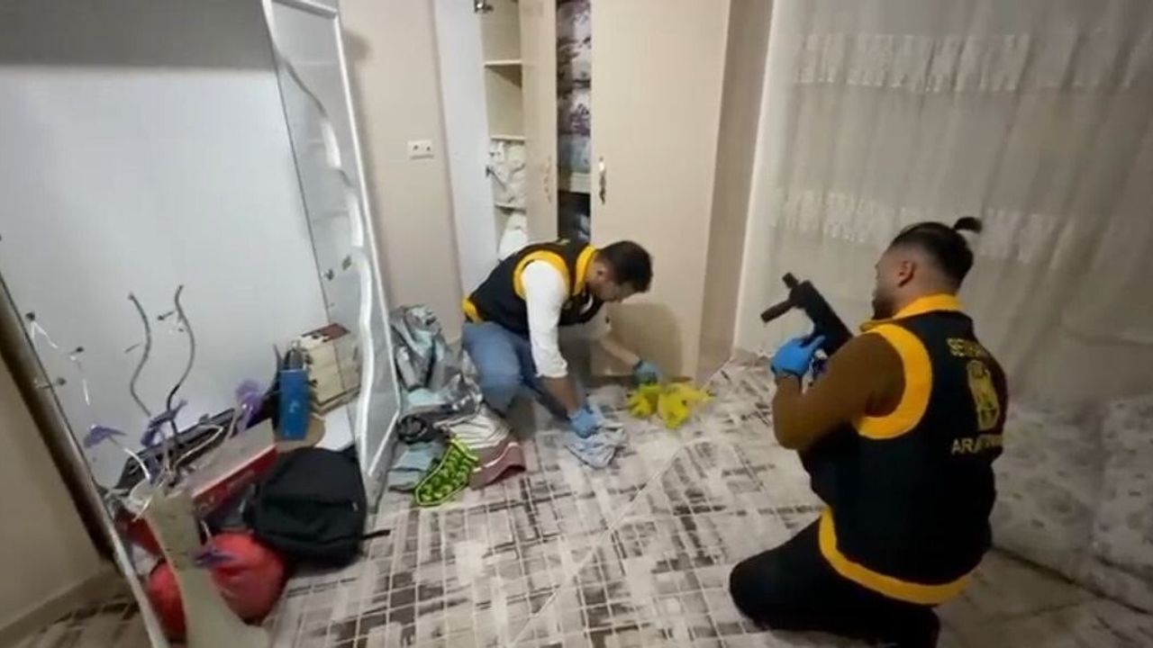 Adana'da gardıroptan 3 ruhsatsız tabanca çıktı; iki kardeş tutuklandı