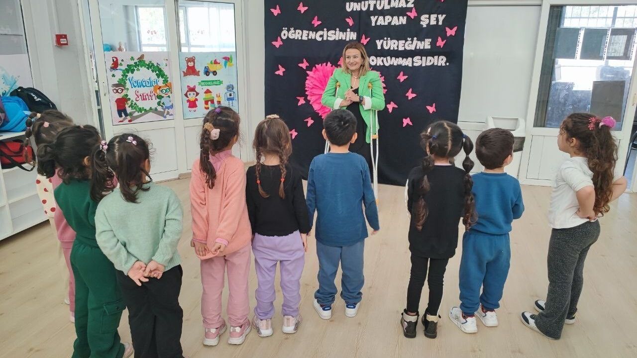 Adana'da Hilal Demir: Koltuk değneğiyle öğretmenlikten okul müdürlüğüne