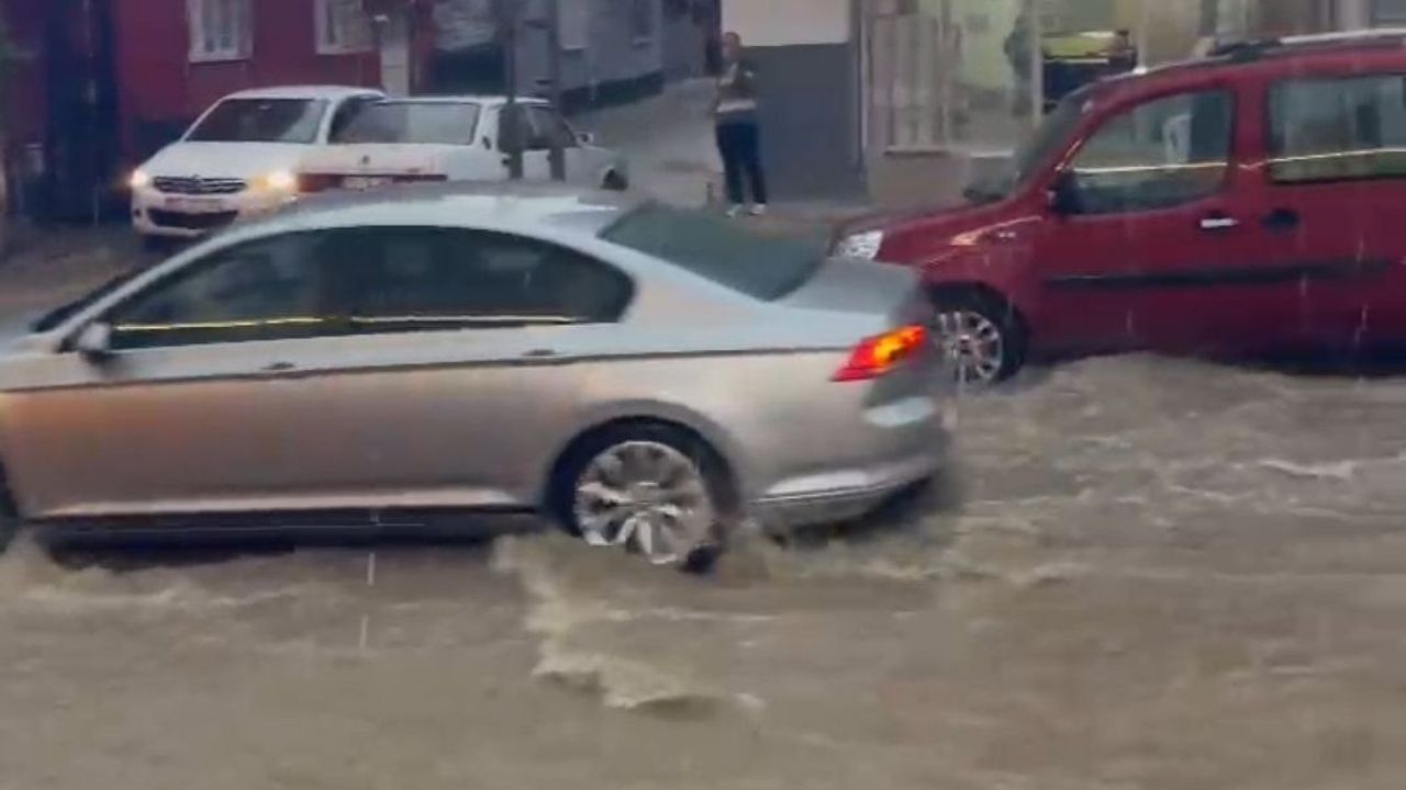 Adana'da Kısa Süreli Sağanak Yolları Nehre Çevirdi, Sürücüler Zorlandı