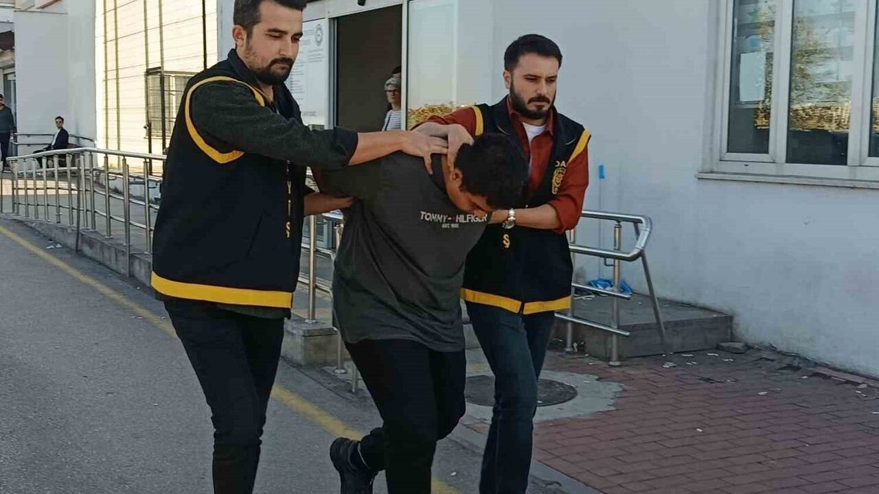 Adana'da komşu kavgasında baba ve oğlu tutuklandı