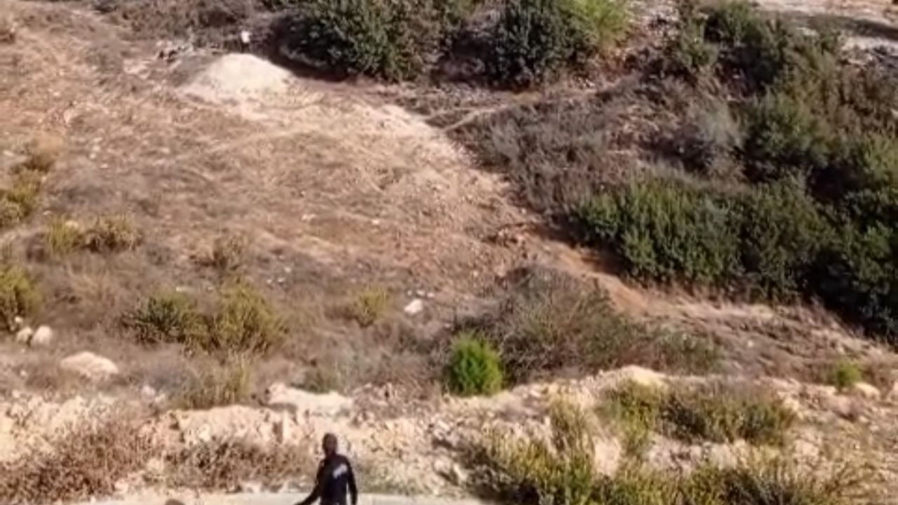 Adana'da kovalamaca: Kesinleşmiş hapis cezası bulunan şüpheli boş arazide yakalandı