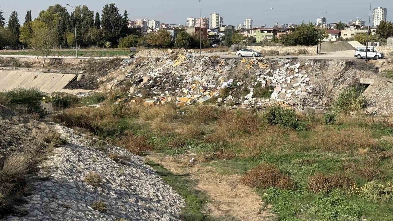 Adana'da kuruyan Sarıçam Deresi moloz döküm sahasına dönüştü
