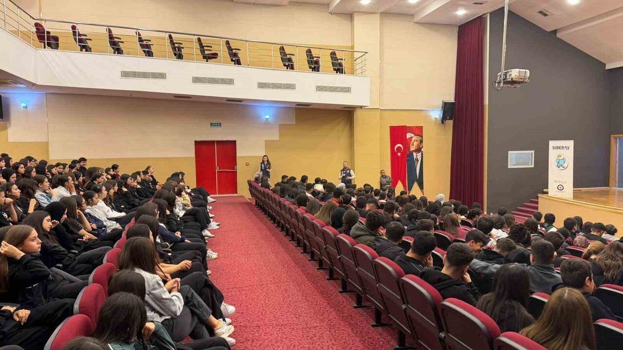 Adana'da lise öğrencilerine dijital güvenlik eğitimi verildi