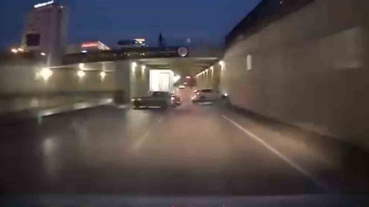 Adana'da makas atan sürücünün kaza anı araç kamerasında