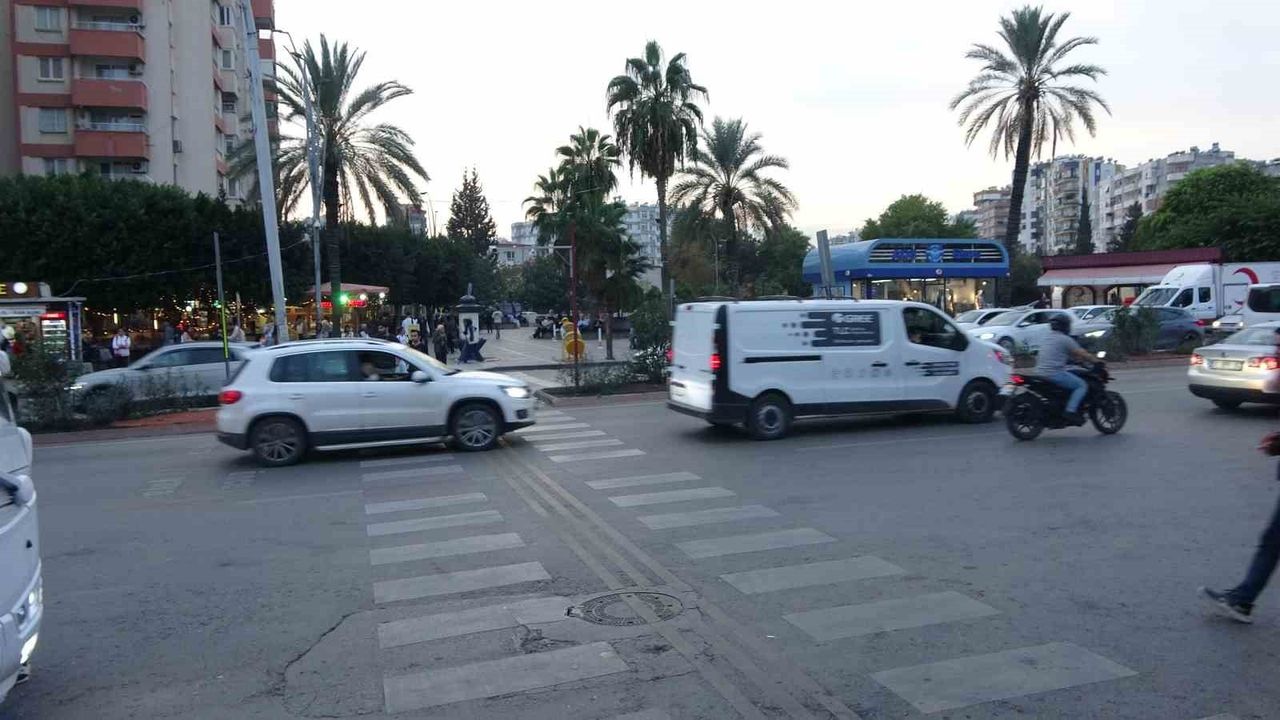 Adana'da minibüs refüje çıkarak 4 araca çarptı; yaya son anda kurtuldu