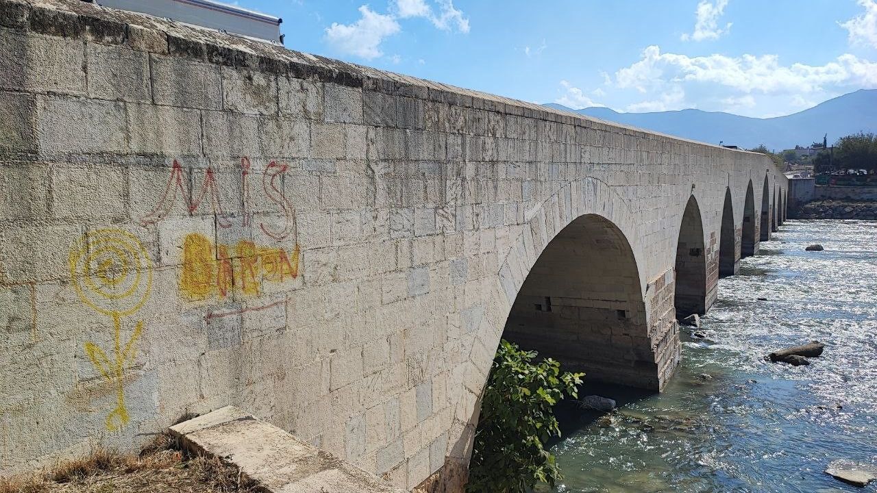 Adana'da Misis Köprüsü'ne sprey boya ile yazılama yapıldı