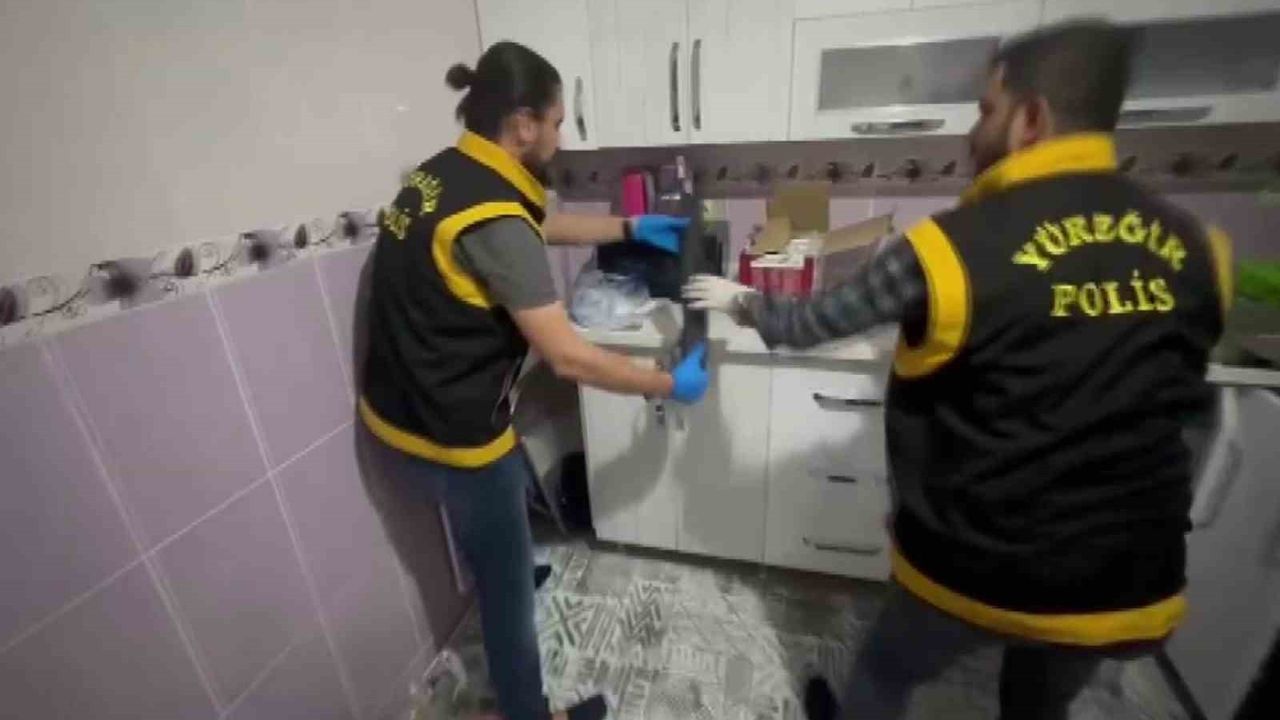 Adana'da mutfak dolabında AK-47 ve pompalı tüfek ele geçirildi: 1 kişi tutuklandı