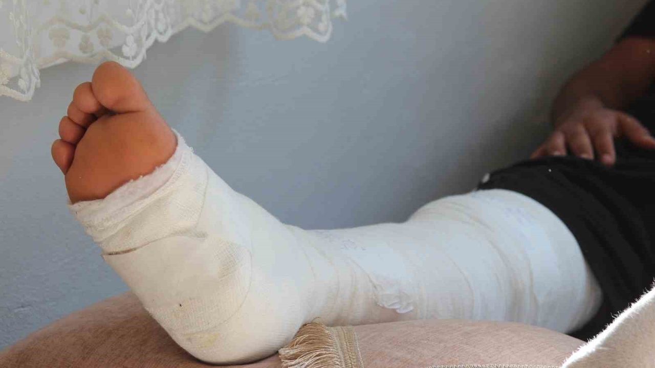 Adana'da otomobil markete daldı: Kaldırımda yürüyen kişi ayağında çatlakla kurtuldu