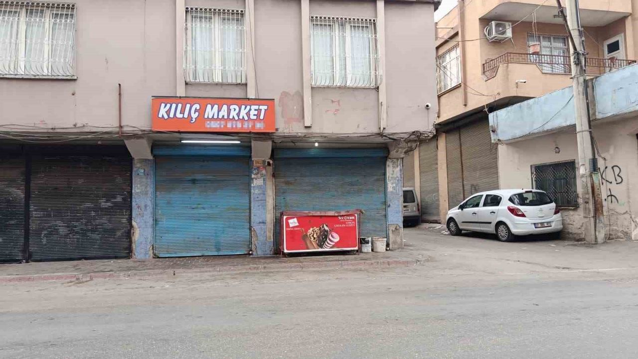 Adana'da otomobil markete girdi: 4 yaralı, kaza anı güvenlik kamerasında
