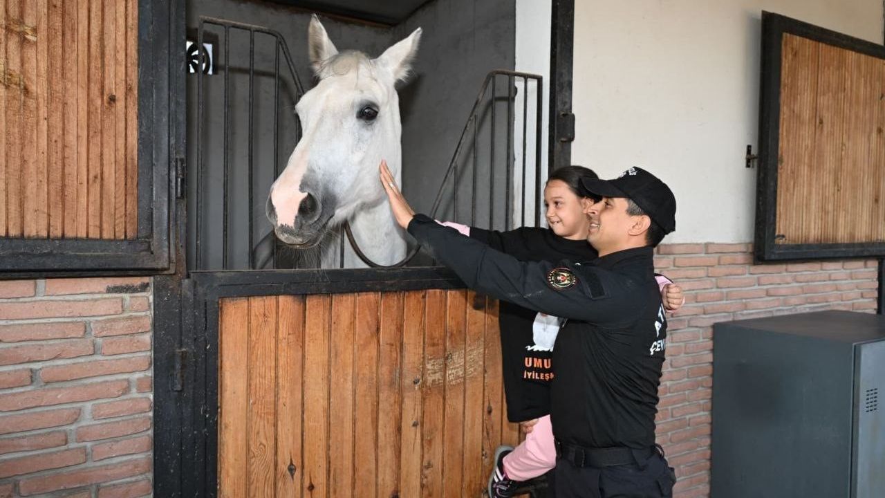 Adana'da polis, lösemi tedavisi gören 30 çocukla Atlı Birlik Grup Amirliği'nde balon uçurdu